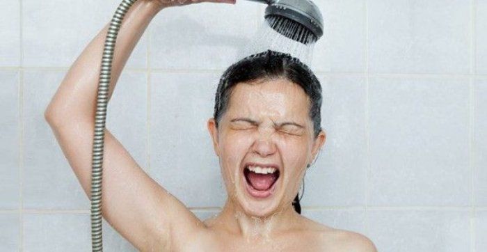 Prendre une douche froide