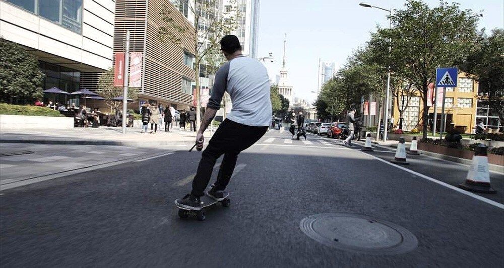faire du skate sur la route